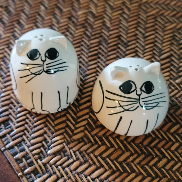 Karen Donleavy KD White Cat Cats Salt and Pepper Shakers Handpainted - Picture 1 of 3